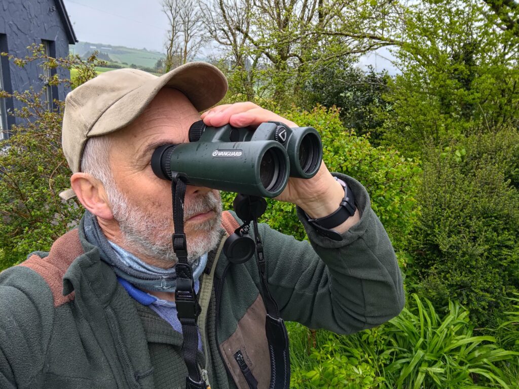 Using the Vanguard VEO HD2 Binocular
